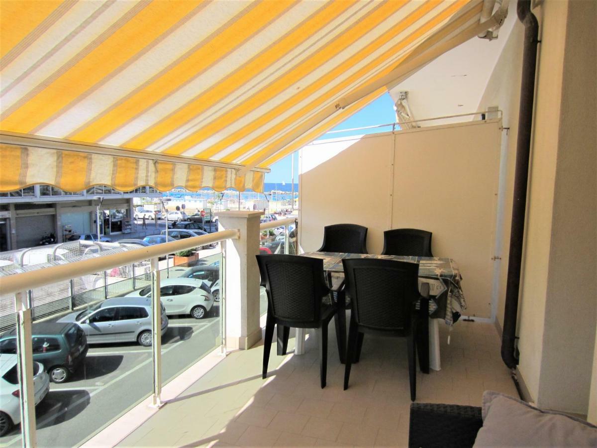 Happy Whale Apartment Rimini Exterior photo